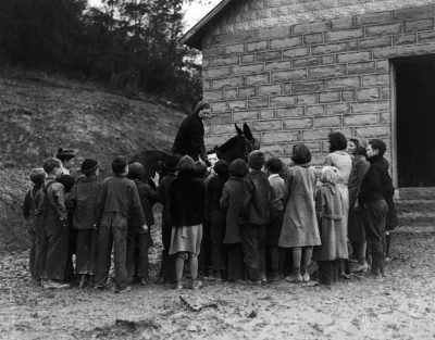 Οι “κινητές βιβλιοθήκες” στην Αμερική τη δεκαετία του ΄30. Γυναίκες διένυαν τεράστιες αποστάσεις με άλογα και μουλάρια για να μοιράσουν βιβλία στους κατοίκους απομακρυσμένων περιοχών
