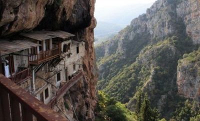 Δείτε από ψηλά το Άγιον Όρος της Πελοποννήσου. Η εντυπωσιακή Μονή του Προδρόμου που έγινε ορμητήριο του Κολοκοτρώνη και νοσοκομείο στον Αγώνα του 1821 (βίντεο drone)