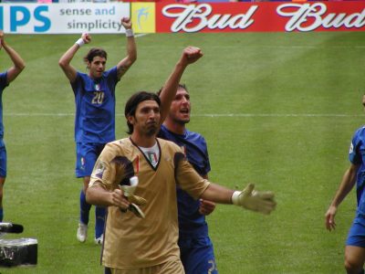 Το Μουντιάλ 2006, όταν ο Λεπέν “κατηγόρησε” του γάλλους παίκτες ότι όλοι είναι μαύροι. Η  έξαρση του ρατσισμού. Ο “σκατόμαυρος” Ανρί και ο “αλγερινός” Ζιντάν