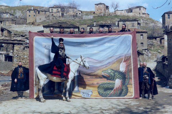 “Μεγαλέξαντρος”, ο λαοφιλής ληστής που δραπετεύει για να λυτρώσει τη χώρα. Η βραβευμένη ταινία του Αγγελόπουλου
