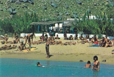 Γυμνιστές. Στην Ύδρα τους κυνήγησαν, στη Μύκονο τους ανέχτηκαν. Πως ο μητροπολίτης τους υπερασπίστηκε στο δικαστήριο τη δεκαετία του 1950 (βίντεο)