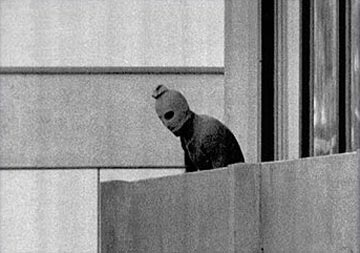 Η τρομοκρατική επίθεση του “Μαύρου Σεπτέμβρη” στο Ολυμπιακό Χωριό του Μονάχου. Σκότωσαν 11 ισραηλινούς αθλητές και η Μοσάντ τους εκδικήθηκε με την επιχείρηση “Οργή Θεού”
