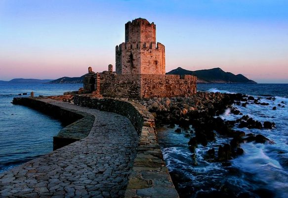 Πόσες πολιορκίες “έζησε” το κάστρο της Μεθώνης. Οι πειρατές, οι προσκυνητές των Αγίων Τόπων και το Μπούρτζι που έγινε σκληρή φυλακή των Οθωμανών (βίντεο drone)