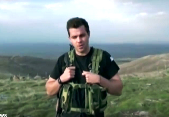 Ο Έλληνοβρετανός που σκοτώθηκε στη Συρία πολεμώντας εθελοντικά στο πλευρό των Κούρδων εναντίον του Ισλαμικού Κράτους. Είχε υπηρετήσει στον ελληνικό στρατό