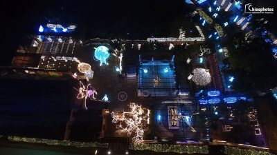 Χριστουγεννιάτικο υπερθέαμα με  220.000 λαμπάκια. Νυχτερινή πτήση πάνω από το αρχοντικό στολίδι της Χίου. Γιατί αποκαλούν την περιοχή “Eλληνική Τοσκάνη” (βίντεο)