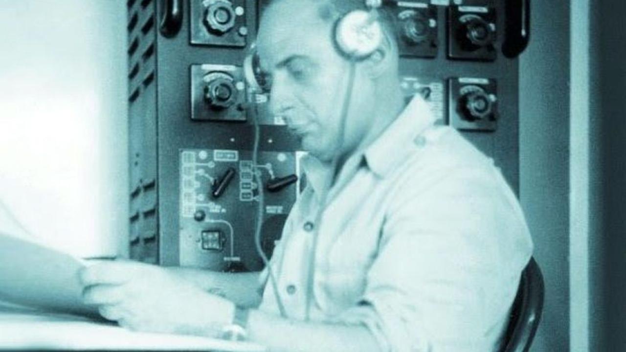 Ανέκδοτα ντοκουμέντα, άγνωστες συνεντεύξεις, σπάνιες φωτογραφίες και πρωτότυπο υλικό για όσους αγαπούν τον ποιητή των ναυτικών