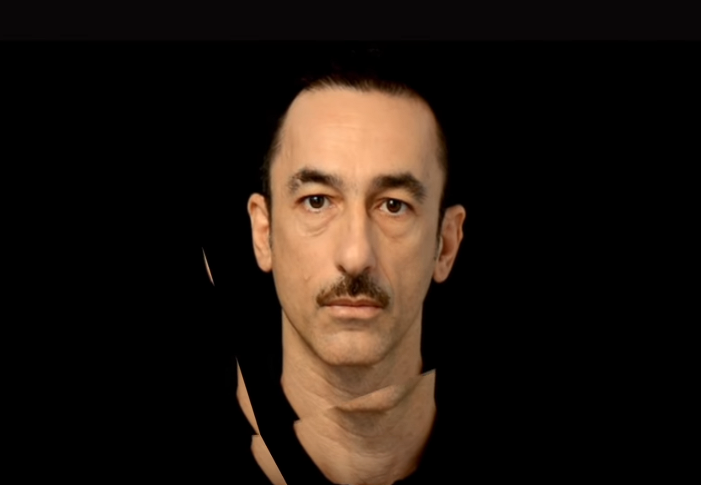 Δημήτρης Παπαϊωάννου. Μαθήτευσε στον Τσαρούχη,  έφυγε από το σπίτι του για να γίνει ζωγράφος, έγινε σκιτσογράφος και καταξιώθηκε παγκοσμίως ως χορογράφος και σκηνοθέτης