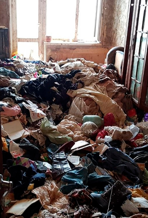 Φρίκη σε διαμέρισμα της Μόσχας. Βρήκαν σε άθλια κατάσταση ένα 5χρονο κορίτσι που δεν ήξερε να μιλήσει. Ζούσε ανάμεσα σε τεράστιους όγκους σκουπιδιών