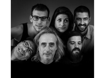 Quiz για τον Γιάννη Αγγελάκα: Ποιος είναι ο ρόλος του στην ταινία “Ο χαμένος τα παίρνει όλα”; Για ποια ταινία του Παντελή Βούλγαρη έχει γράψει μουσική; Με ποια άλλη τέχνη ασχολείται;