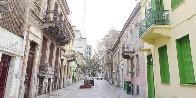 Ποια γνωστή συνοικία της Αθήνας ονομαζόταν “Χεζολίθαρο”. Εκεί επρόκειτο να ανεγερθεί αρχικά το παλάτι του Όθωνα. Ποια βιομηχανία έδωσε το όνομά της στην περιοχή