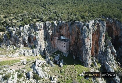 Μονή Αυγού. Το υπόσκαφο μοναστήρι με το παράξενο όνομα, υπήρξε φρούριο των Παλαιολόγων. Ξεσηκώθηκε το 1821 και ο ηγούμενος κρεμάστηκε στο Παλαμήδι
