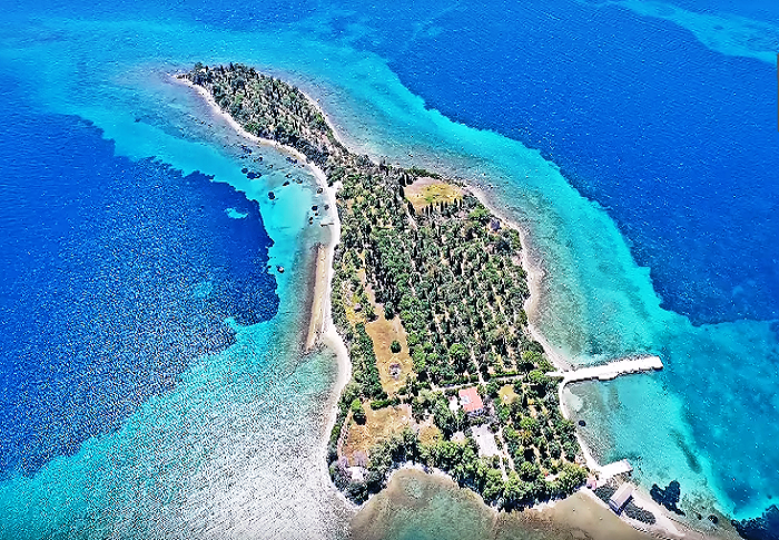Σε ποιο μέρος της Ελλάδας βρίσκεται το νησί “κιθάρα” που αγάπησαν οι Beatles. Ήθελαν να το μετατρέψουν σε χίπικη κοινότητα (drone)