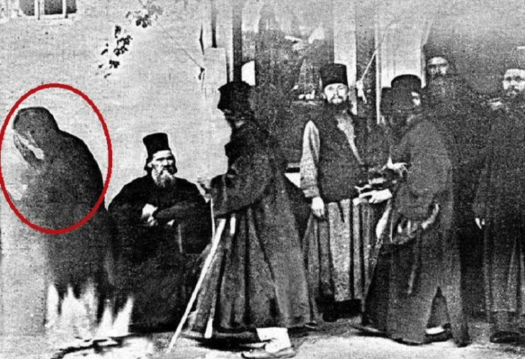 Η φωτογραφία με την γυναικεία φιγούρα στο Άγιον Όρος που αποδίδεται στην Παναγία. Την τράβηξε έναν μοναχός και το αντίγραφό της προσκυνάται στην Μονή του Αγίου Παντελεήμονα