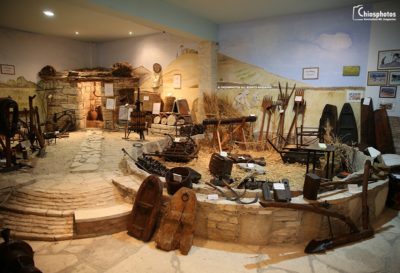 Το μεγαλύτερο λαογραφικό μουσείο της Ελλάδας βρίσκεται στη Χίο. Είναι ένα «μικρό παραδοσιακό χωριό» με περισσότερα από 6000 εκθέματα