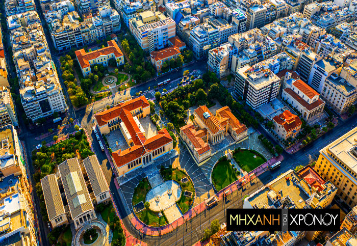 Πτήση πάνω από την αυγουστιάτικη Αθήνα. Ασυνήθιστες εικόνες απόλυτης εκκένωσης (βίντεο drone)