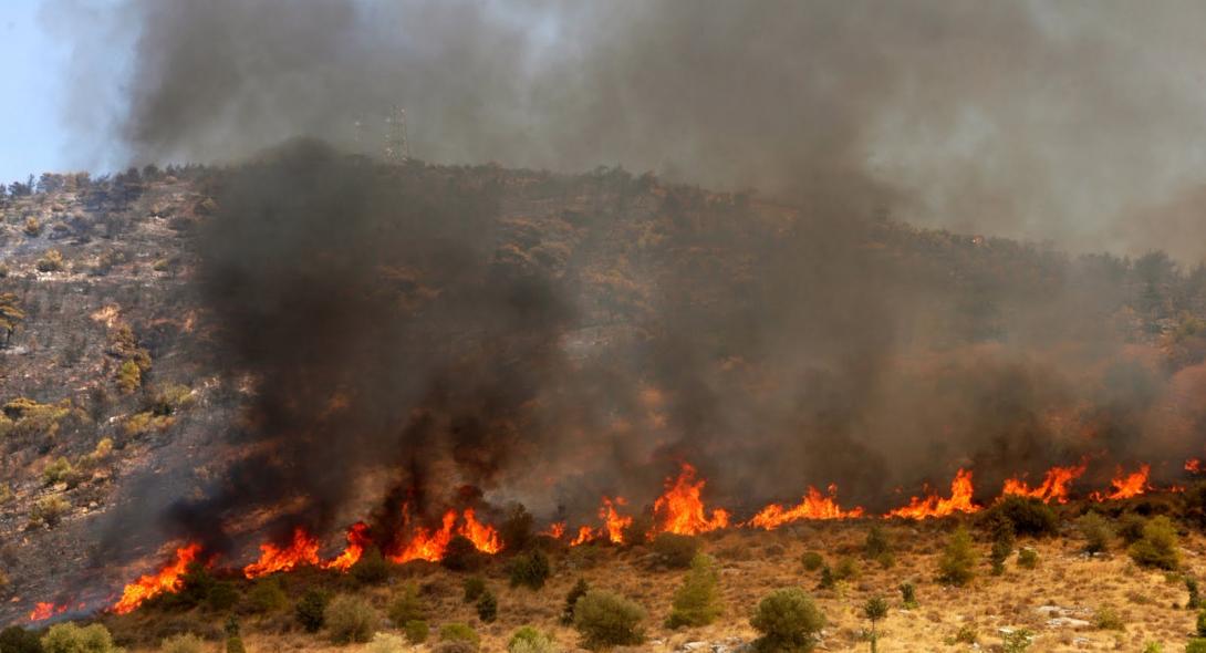 Νέα αναζωπύρωση στον Άγιο Βασίλειο Ρεθύμνου. Εκκενώθηκαν κατοικίες στον Άγιο Γεώργιο