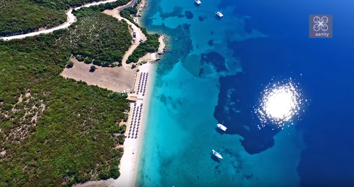 Βαθυαβάλι. Δείτε από ψηλά την άγνωστη εξωτική παραλία της Αιτωλοακαρνανίας με τα γαλαζοπράσινα νερά. Κάποτε την γνώριζαν μόνο οι ιστιοπλόοι (drone)