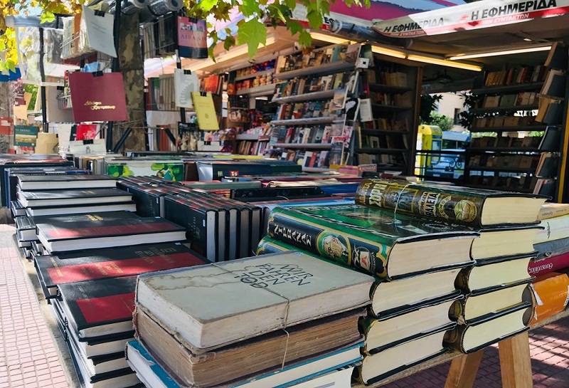 Τα περίπτερα της οδού Ακαδημίας που έχουν μετατραπεί σε μικρά βιβλιοπωλεία. Συλλεκτικοί τίτλοι, σπάνιες εκδόσεις και βιβλία με 1€