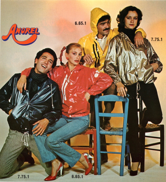 Anorak. Η ελληνική εταιρεία που συνέδεσε το όνομα της με τα αδιάβροχα. Τα σχέδια του Τσεκλένη και τα «κίτρινα γιλέκα» που λάνσαρε στην αγορά