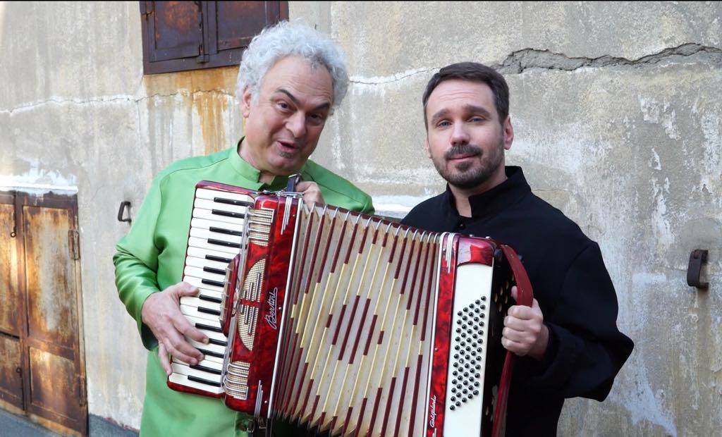 “ΕΓΩ ΕΝΑ ΕΣΥ”. Χριστουγεννιάτικος Διογένης Δασκάλου στη Θεσσαλονίκη με Monie & Monie Conniente και Γιώργη Χριστοδούλου στο club του Μύλου. Εορταστική παράσταση με σύνθημα “πιο πάνω από το μαζί”
