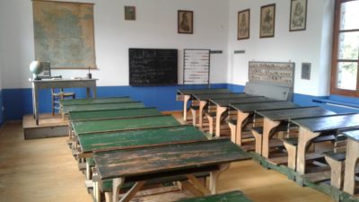 “Δάσκαλε τα κόκαλα δικά μου, το κρέας δικό σου”. Η εποχή που το ξύλο διαπαιδαγωγούσε τους μαθητές με τη σύμφωνη γνώμη των γονέων. Τα σχολικά συσσίτια, οι ποδιές και οι συνηθισμένες τιμωρίες