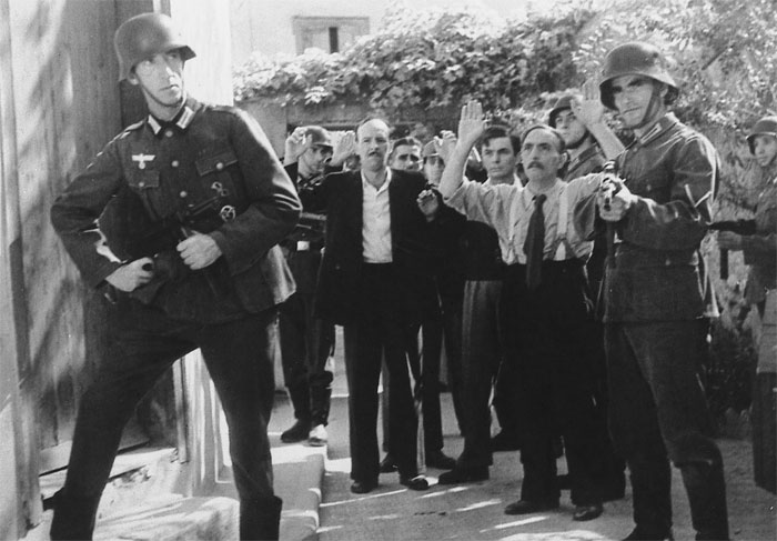 Ο λοχαγός ναζί που έμεινε με το σώβρακο στην ταινία “Οι Γερμανοί ξανάρχονται”. Πώς ο Σακελλάριος έστησε φάρσα σε έναν επίμονο κομπάρσο που ήθελε ρόλο αξιωματικού