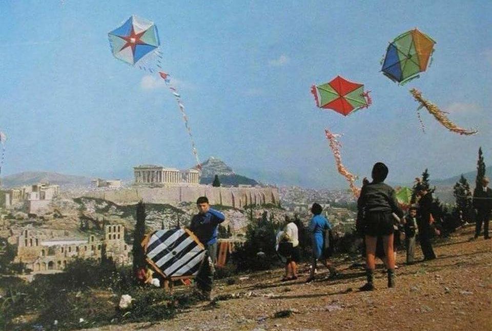 Δείτε τα “μυστικά” για την κατασκευή ενός καλού χαρταετού. Ξεκίνησε να χρησιμοποιείται για στρατιωτικούς σκοπούς και έγινε παιχνίδι και εργαλείο της μετεωρολογίας (βίντεο)
