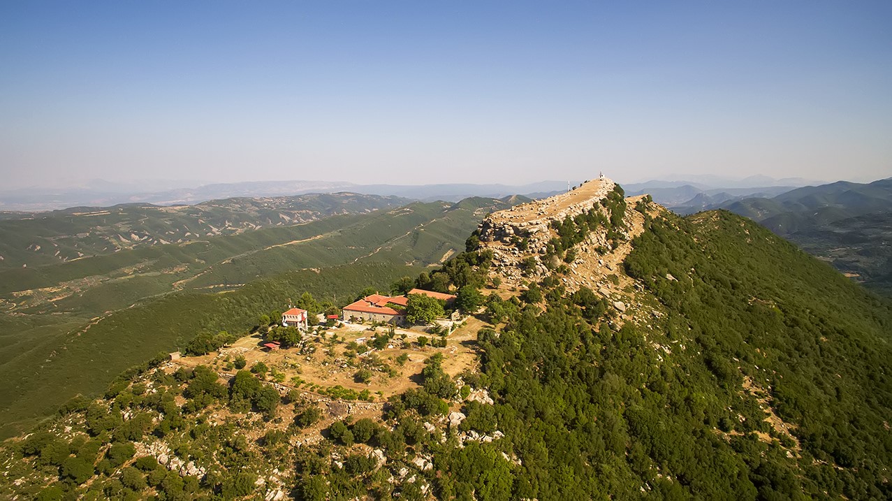 Η άγνωστη και επιβλητική Ακρόπολη των Θεστιέων στο Αγρίνιο. Το φρούριο χτίστηκε τη νεολιθική περίοδο και άκμασε στην ελληνιστική εποχή (drone)