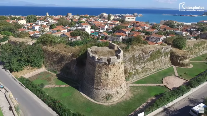 Εντυπωσιακή πτήση πάνω από το επιβλητικό κάστρο της Χίου. Οι τρεις μεγάλες πύλες και ο δρόμος για την “Σκοτεινή Φυλακή”. Φωτογραφικό οδοιπορικό
