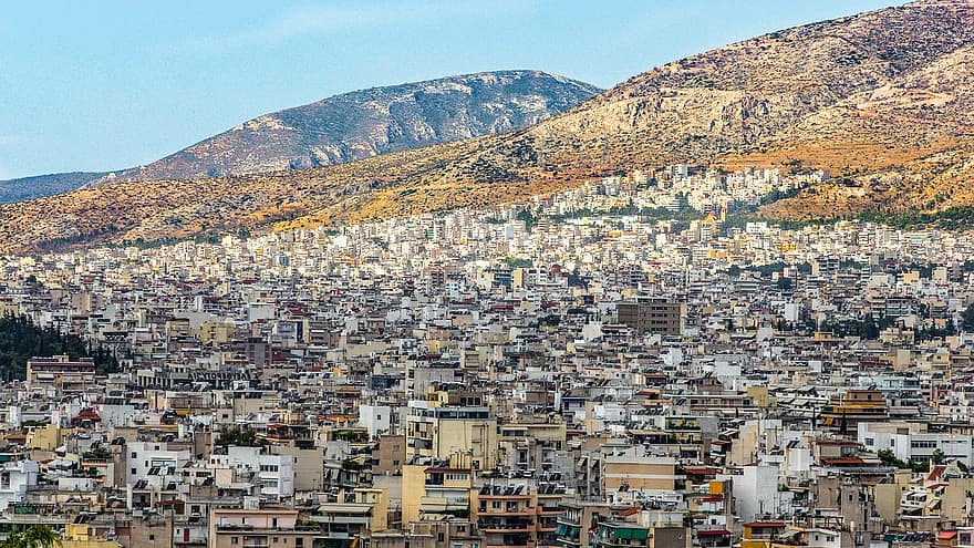 Ο “ύμνος” του Bloomberg για τις αθηναϊκές πολυκατοικίες. Η παγκόσμια πρωτοτυπία της αντιπαροχής και της κεντρικής θέρμανσης της δεκαετία του ΄50. Τα συν και τα πλην των πολυκατοικιών