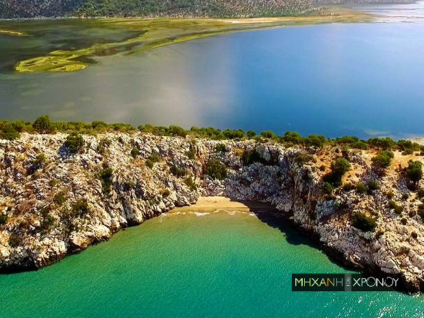 Σκρόφες. Οι απόκοσμοι καταγάλανοι κολπίσκοι στην Αιτωλοακαρνανία με το “παρεξηγημένο” όνομα (βίντεο drone)