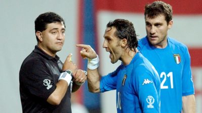 Το μεγαλύτερο σκάνδαλο του Μουντιάλ. Η Νότια Κορέα απέκλεισε Ισπανία και Ιταλία. Οι διαιτητές ακύρωναν κανονικά γκολ, χάριζαν πέναλτι, έβγαζαν κόκκινες και άφηναν σκληρά μαρκαρίσματα