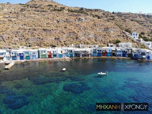 Τα πολύχρωμα παραθαλάσσια σπίτια που έφτιαξαν μέσα στα βράχια οι νησιώτες για να παρκάρουν τις βάρκες τους. Γιατί τα ονόμασαν “σύρματα” (drone)