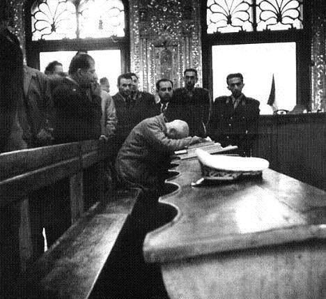 Η τρομερή αντίδραση του Μοσαντέχ, που τον ανέτρεψε η CIA στο Ιράν, για να φέρει τον Σάχη. Κοιμόταν στο στρατοδικείο, τραγουδούσε και ειρωνευόταν τους κατηγόρους του και το στρατοδικείο του