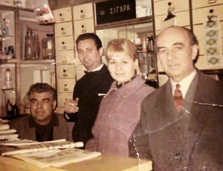 Ξεκίνησε ως ψιλικατζίδικο που πουλούσε και λαχεία. Έδωσε 3 φορές το τζόκερ και 2 φορές τον πρώτο αριθμό του Εθνικού. Ιστορίες από πρακτορεία του ΟΠΑΠ που πέρασαν από γενιά σε γενιά