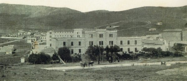 Φυλακές Αβέρωφ. Ξεκίνησαν ως σωφρονιστήριο ανηλίκων και εξελίχθηκαν σε τόπο μαζικής κράτησης πολιτικών κρατουμένων. Η νεότερη φυλακισμένη ήταν μόλις 12 ετών