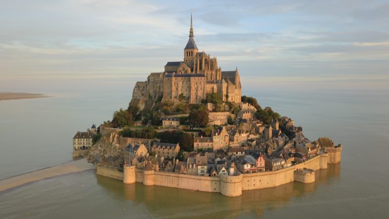 Εφτά μοναστήρια σε έξι διαφορετικές χώρες, αφιερωμένα όλα στον Αρχάγγελο Μιχαήλ,. Mont-Saint-Michel-768x432