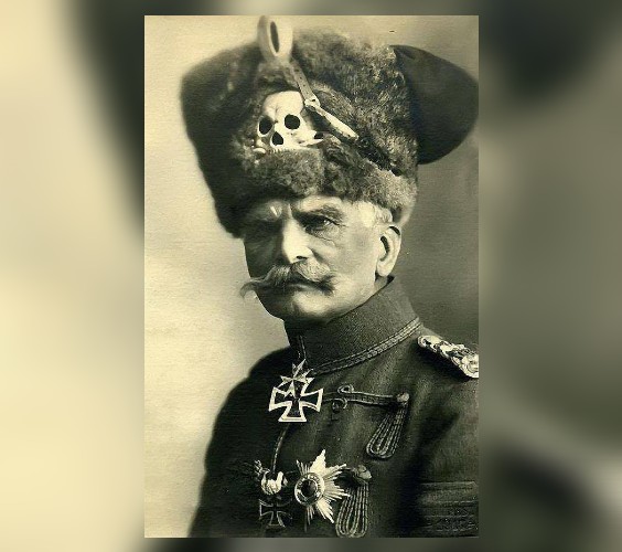 Το άδοξο τέλος του υπέργηρου Γερμανού στρατάρχη για το κοτέτσι του. Επέζησε απ΄ όλους τους πολέμους, αλλά “έσκασε” επειδή οι Σύμμαχοι του πείραξαν τις κότες