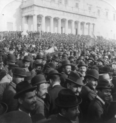 Οργισμένη διαδήλωση με κουστούμια και γραβάτες. Έτσι διαμαρτύρονταν οι πολίτες το 1897 έξω από τα Ανάκτορα κατά του βασιλιά. Η ιστορική “τρισδιάστατη” φωτογραφία