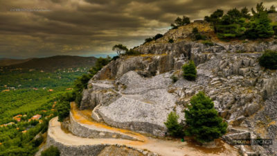 Αλούλα. Το εγκαταλελειμμένο λατομείο της Πεντέλης που διαμορφώθηκε σε υπαίθριο μουσείο. Το θαύμα της εξόρυξης και της μεταφοράς του κορυφαίου μαρμάρου (drone)