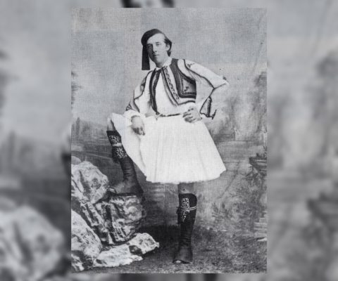 Αναγνωρίζετε τον παγκοσμίου φήμης συγγραφέα που φωτογραφήθηκε με φουστανέλα στην Αθήνα; Μιλούσε αρχαία Ελληνικά και αποκαλούσε “ελληνικό” τον ομοφυλοφιλικό έρωτα