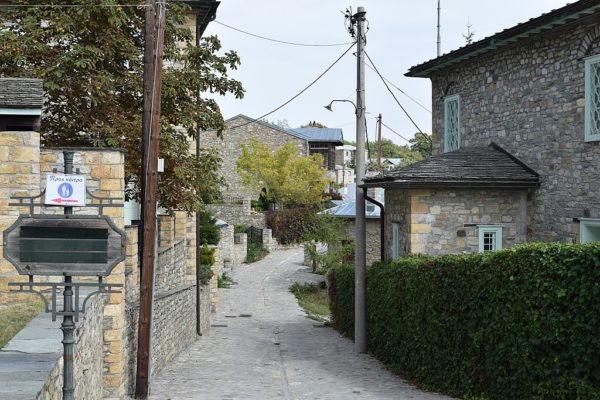 Ξυπνάνε από τον χειμέριο ύπνο οι καφέ αρκούδες στο Νυμφαίο. Ποια είναι η διαφορά από τη χειμερία νάρκη των άλλων θηλαστικών. Εντυπωσιακές εικόνες