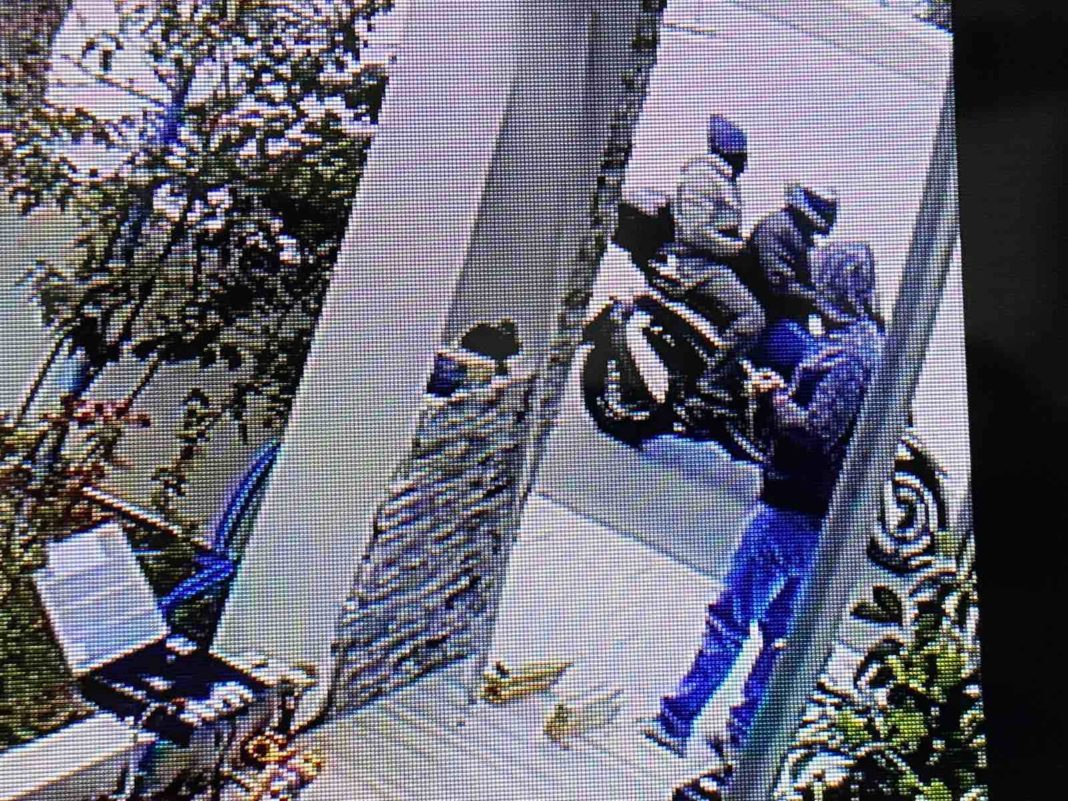 Γιώργος Καραϊβάζ. Πρόβα μια μέρα πριν τη δολοφονία έκαναν οι δυο συλληφθέντες. Οι επίσημες ανακοινώσεις της ΕΛ.ΑΣ