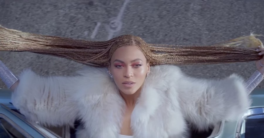 Πλεξούδα Cornrows. Το χτένισμα σύμβολο της Αφρικής που αποτέλεσε πολιτιστική μνήμη των σκλάβων στην Αμερική. Διώχθηκε και στιγματίστηκε, αλλά επικράτησε ως μόδα