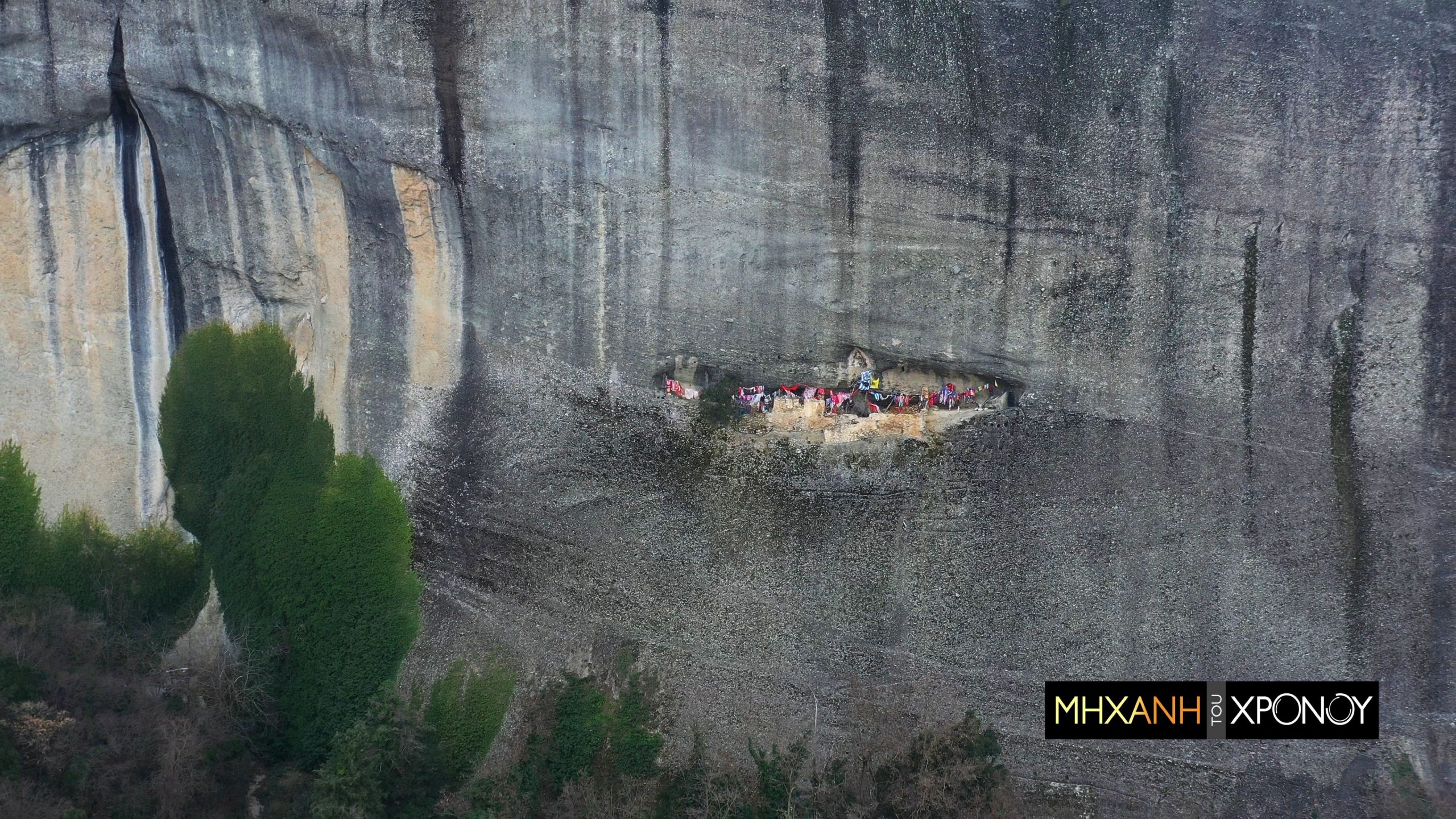 Η ερημωμένη σκήτη των Μετεώρων, όπου οι πιστοί σκαρφαλώνουν για να κρεμάσουν μαντήλια – τάματα. Ο θρύλος της μουσουλμάνας