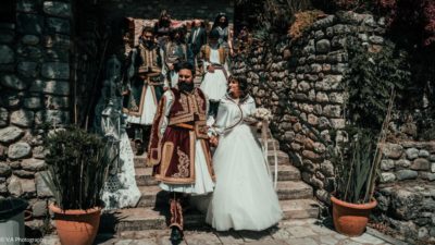 Το ζευγάρι που παντρεύτηκε σύμφωνα με τα έθιμα και τις φορεσιές του 1821.  Δείτε τα εντυπωσιακά πλάνα από  drone και ένα προικοσύμφωνο της εποχής