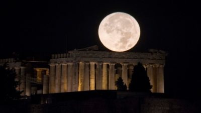 Η «Πανσέληνος της Φράουλας» φωτίζει απόψε τον καλοκαιρινό ουρανό.  Γιατί θα εμφανιστεί ξανά σε λιγότερο από 20 χρόνια