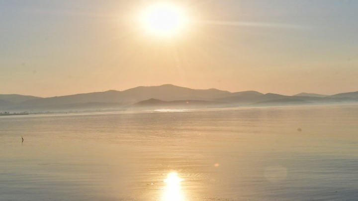 Με ζέστη αλλά και βροχές ο καιρός τη Δευτέρα. Πού ο υδράργυρος θα φτάσει τους 39 βαθμούς
