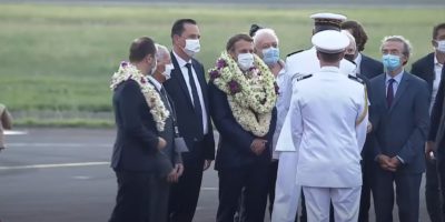 Φόρτωσαν τον Μακρόν με λουλούδια – Η viral υποδοχή του Γάλλου προέδρου στην Πολυνησία