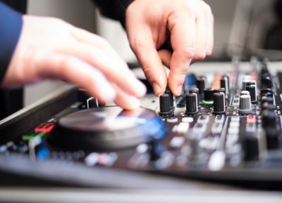 DJ πέθανε από ηλεκτροπληξία σε γνωστό μπαρ στη Θεσσαλονίκη. Τον χτύπησε ρεύμα προσπαθώντας να βοηθήσει συνάδελφό του